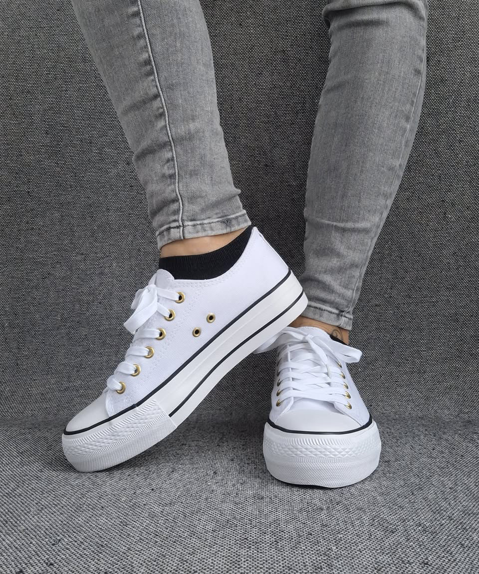 Chaussures baskets basses en toile blanche avec inscription “Amor” style converse