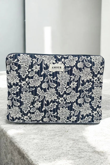 Pochette housse pour ordinateur en coton matelassé liberty floral toile de jouy couleur Bleu marine et blanc