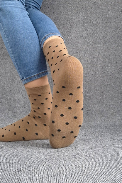 Paire de chaussettes marrons en coton à motifs pois noirs