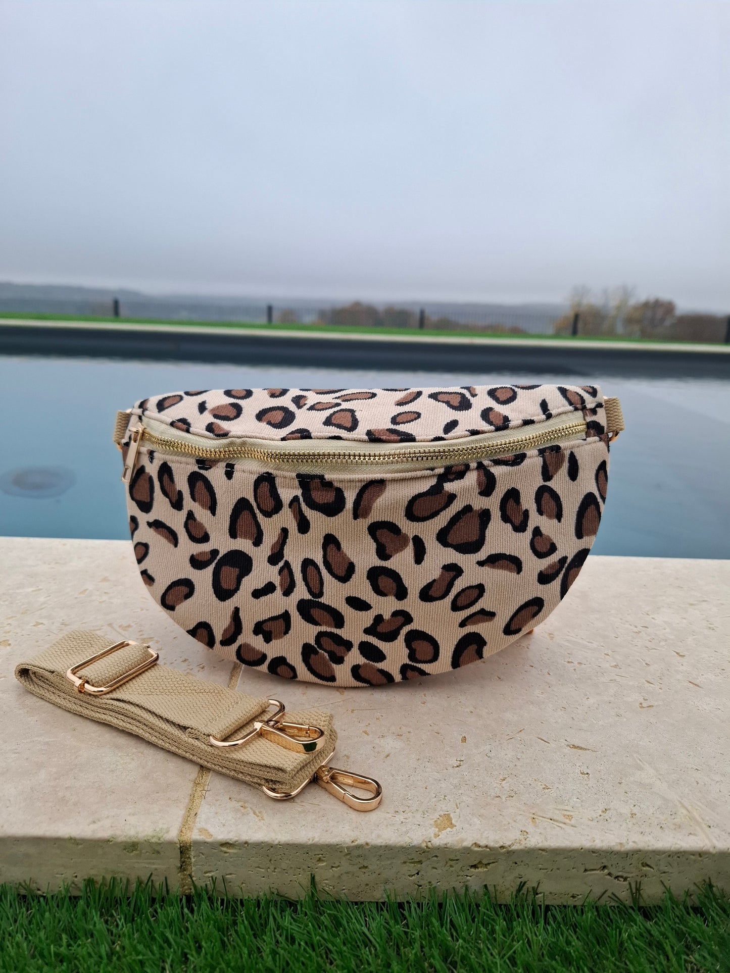 Sac banane en velours côtelé beige imprimé léopard marron et noir