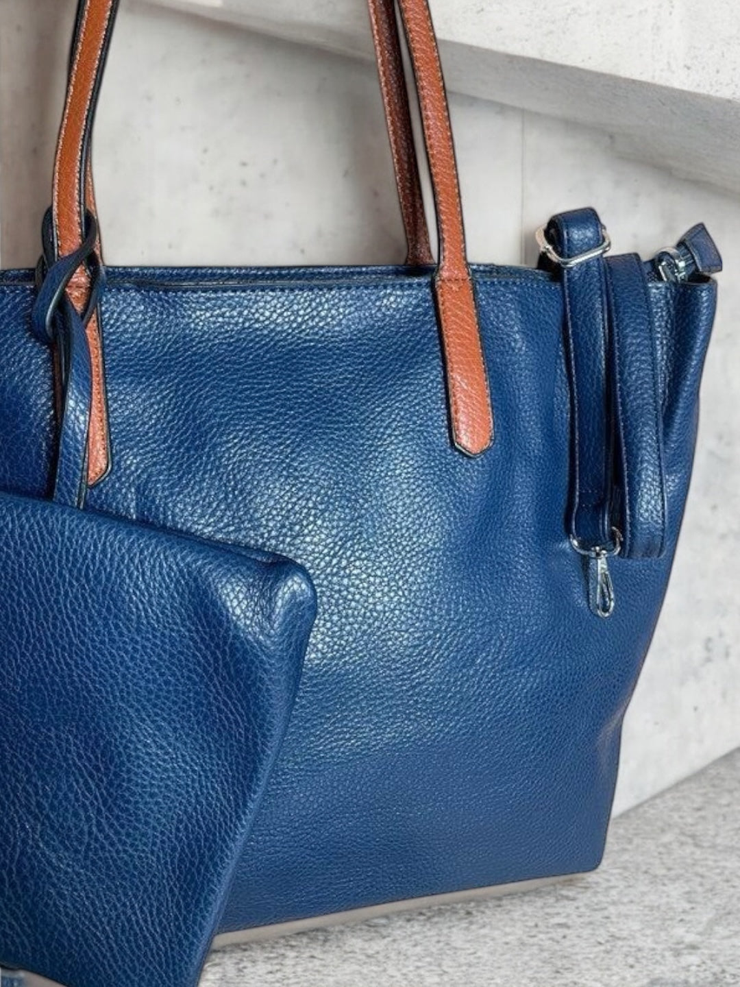 Sac à main 3 pieces simili cuir bleu marine avec porte monnaie et trousse et anses camel