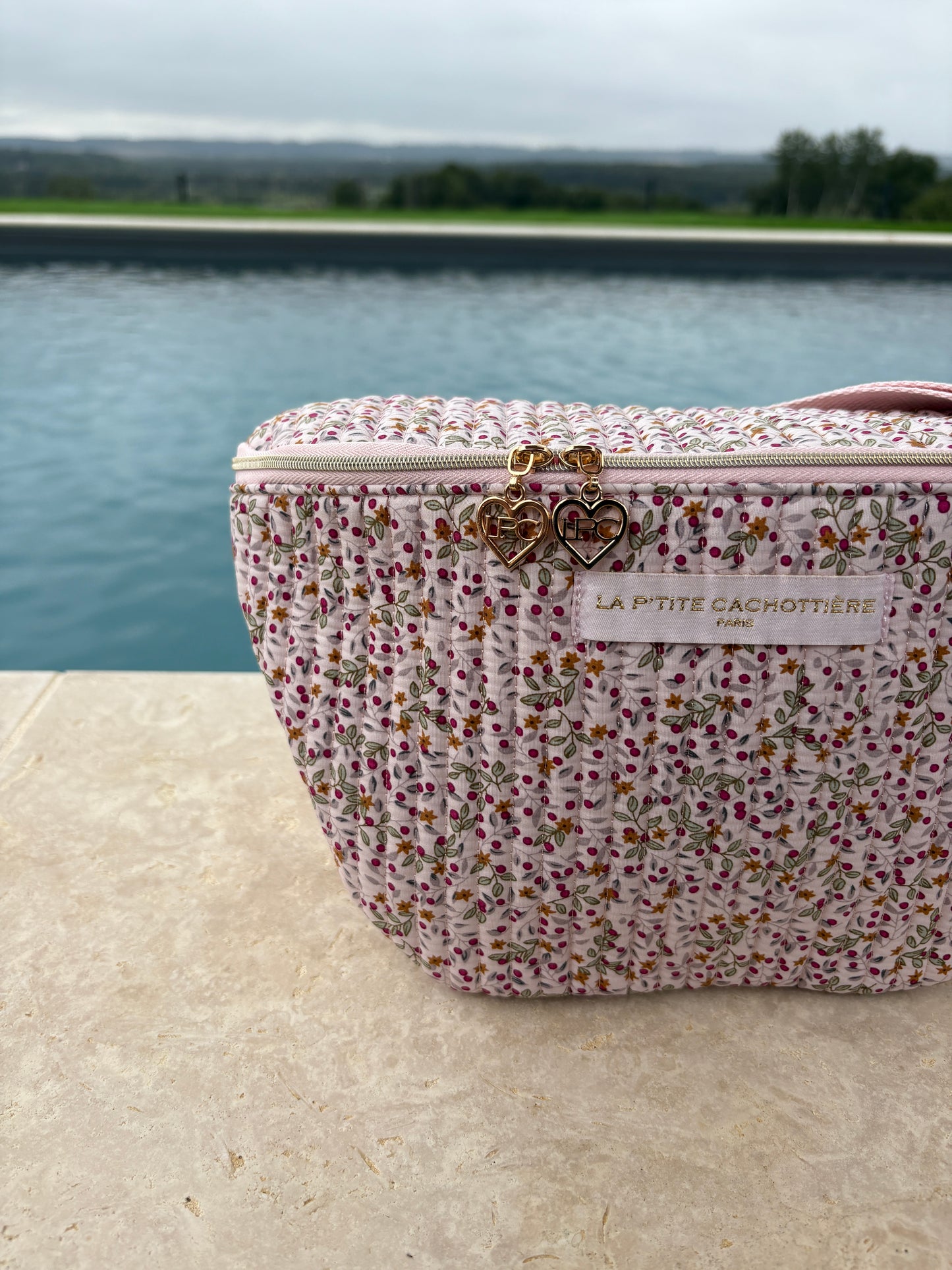 Sac banane en coton matelassé liberty baies rose crème  « La Ptite cachottière »
