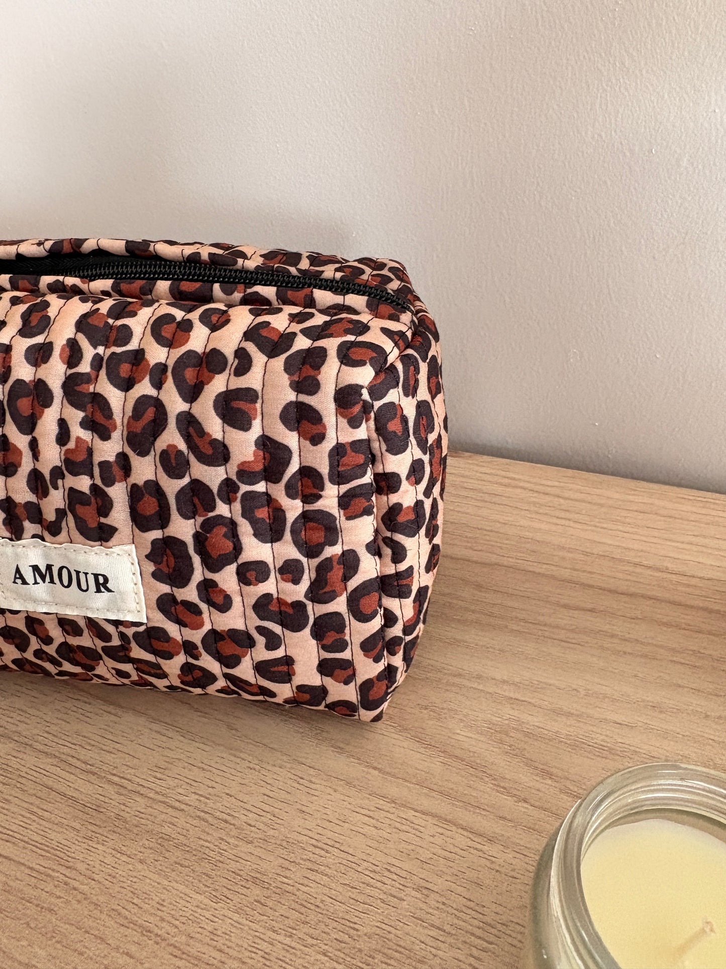 Pochette trousse en coton matelassé beige taupe motifs léopard couleur Noir et marron
