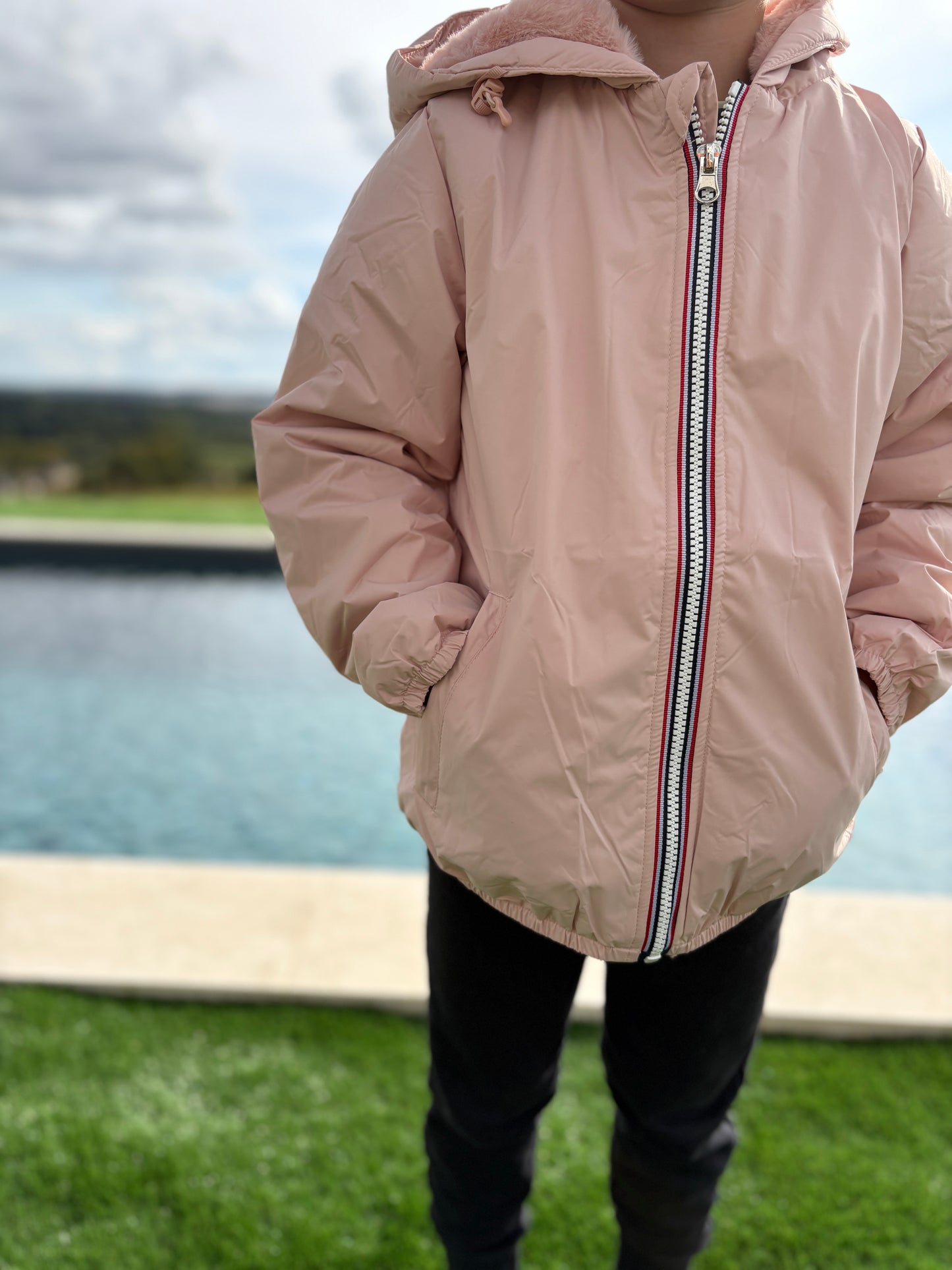 Laura Jo - ENFANT (Fille) Imperméable court doublé en fausse fourrure rose