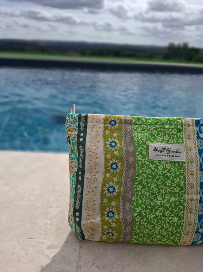 Trousse en tissu imperméabilisé motifs patchwork multicolores imprimés floraux et géométriques vert beige bleu