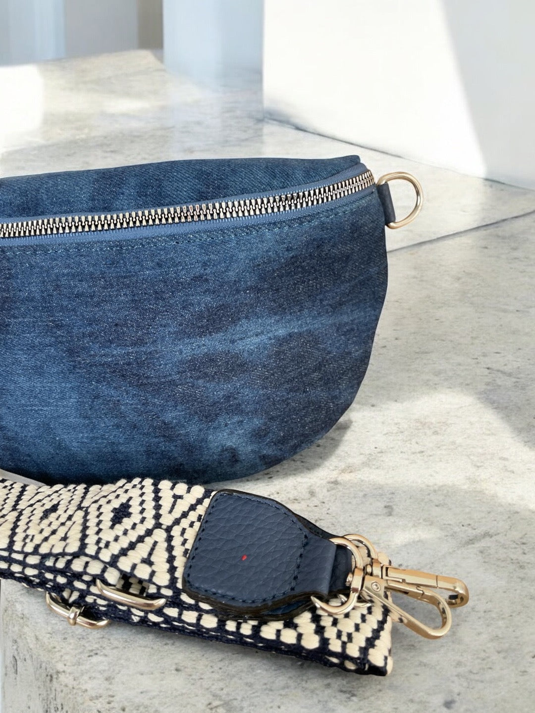 Sac banane en tissu jean bleu foncé sangle fantaisie