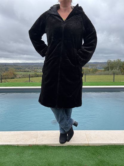 Manteau long réversible noir fausse fourrure avec capuche et cordons de serrage à la taille