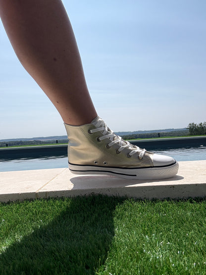 Chaussures baskets hautes dorées et blanc type converse