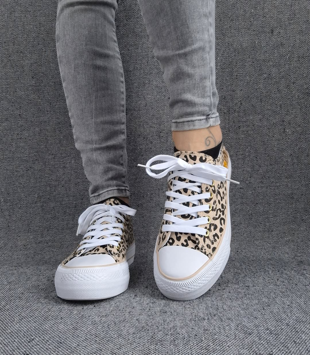 Chaussures baskets basses en toile léopard beige marron avec inscription “Amor” style converse