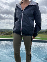 New Lolo – Chaqueta impermeable corta reversible para mujer con capucha, interior de rayas marineras color Azul marino y blanco