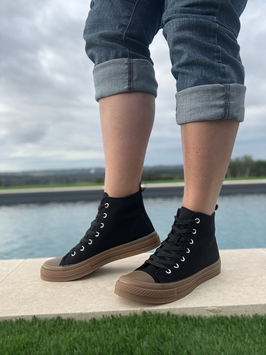 Chaussures baskets hautes en tissu noir et marron style converse