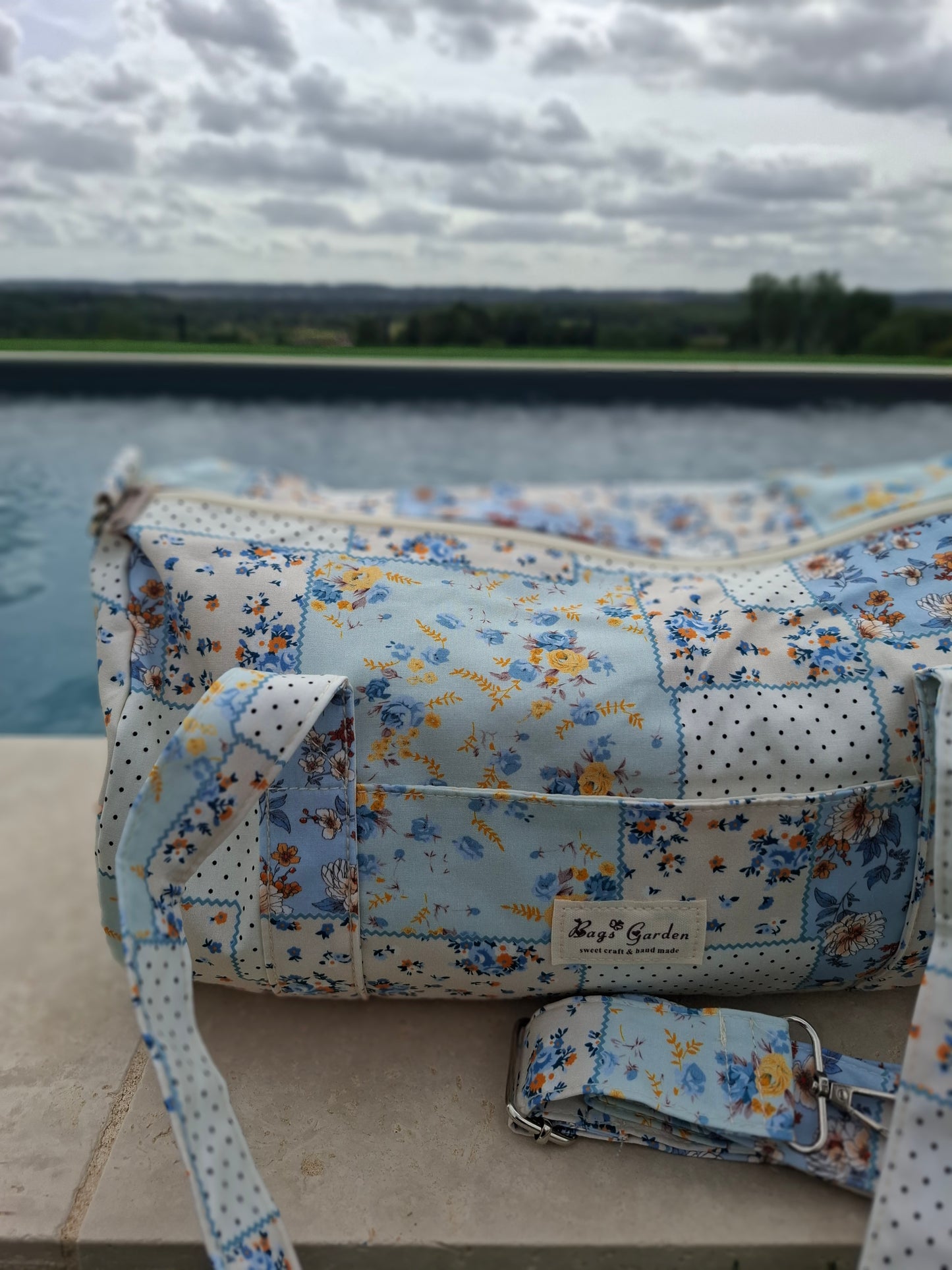 Sac polochon week end de voyage en tissu coton patchwork motifs floraux bleu clair et jaune