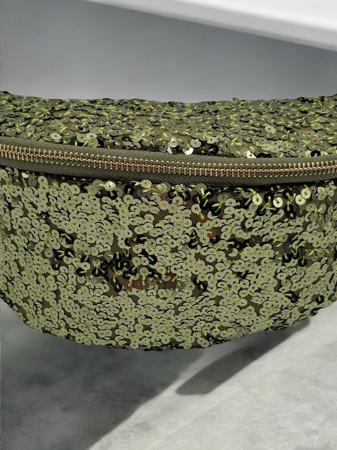 Sac banane tissu et sequins vert kaki