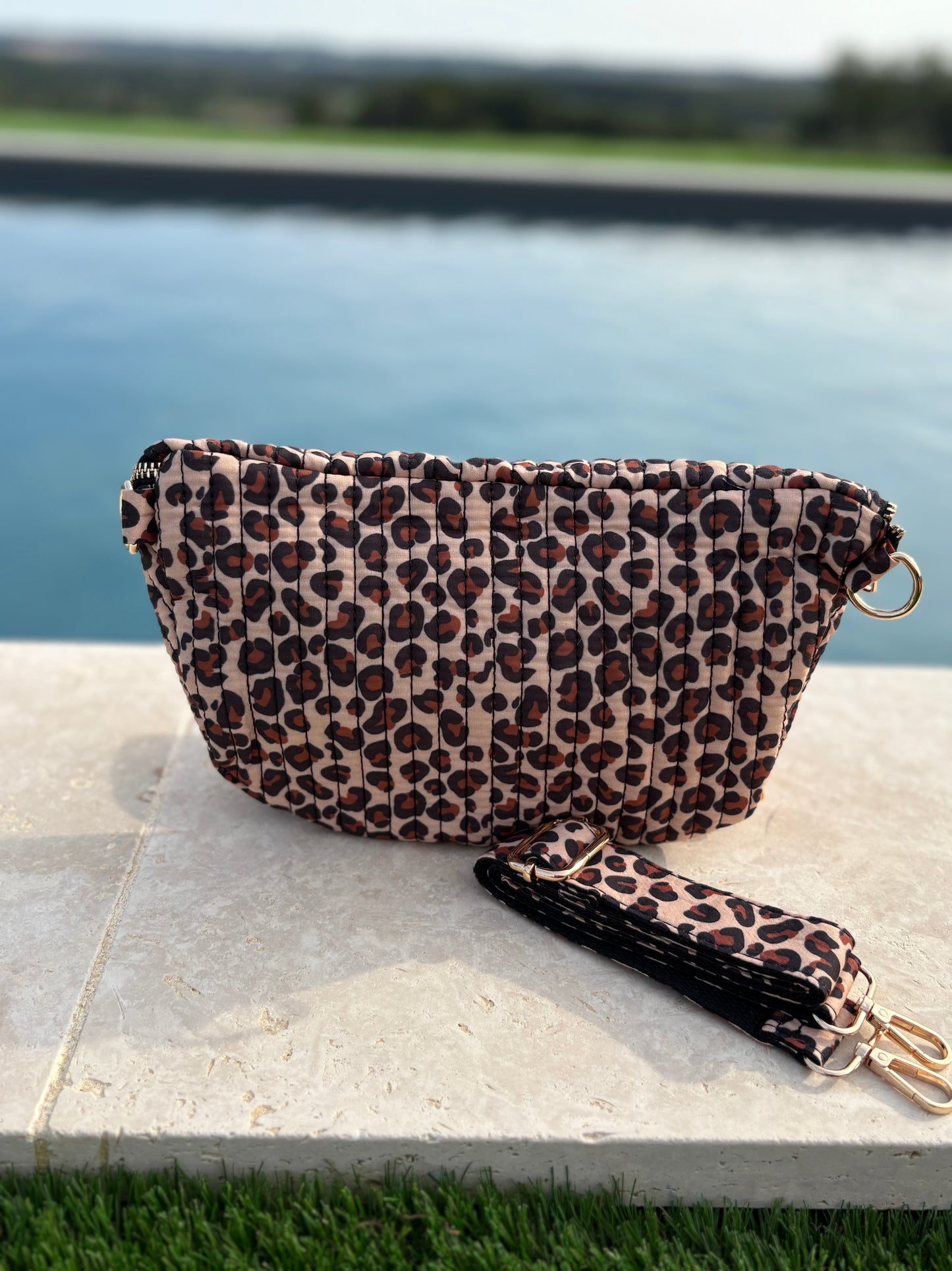 Sac banane tissu coton matelassé imprimé léopard beige marron