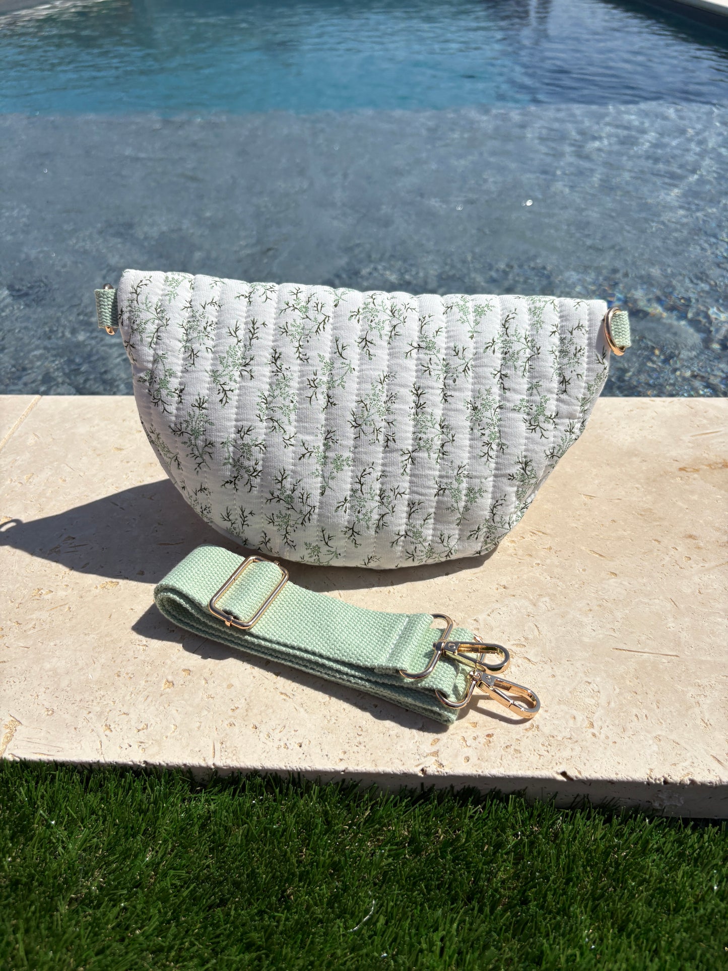 Sac banane en coton matelassé liberty blanc motif floral vert olive