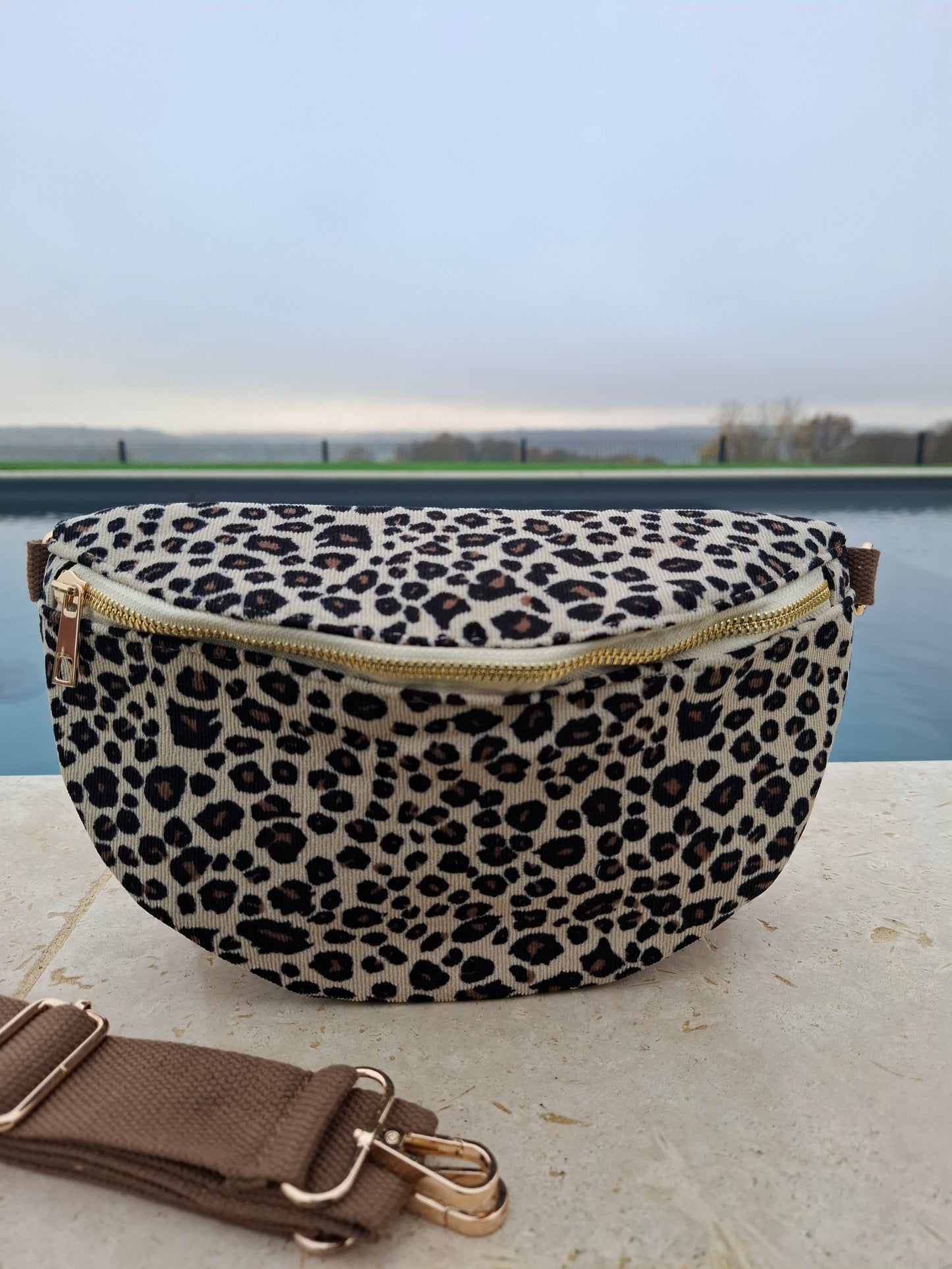 Sac banane en velours côtelé beige et noir imprimé léopard