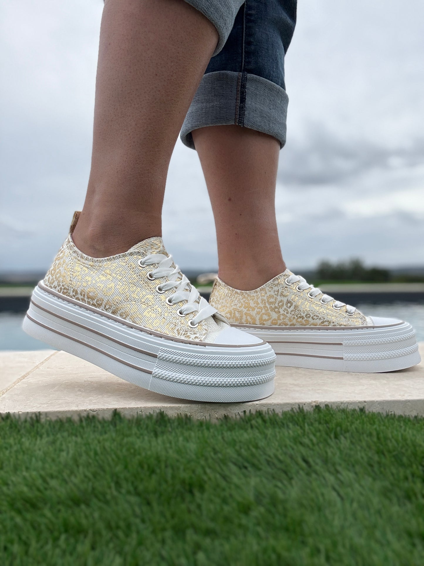 Chaussures baskets basses semelle compensée tissu motif léopard doré style converse