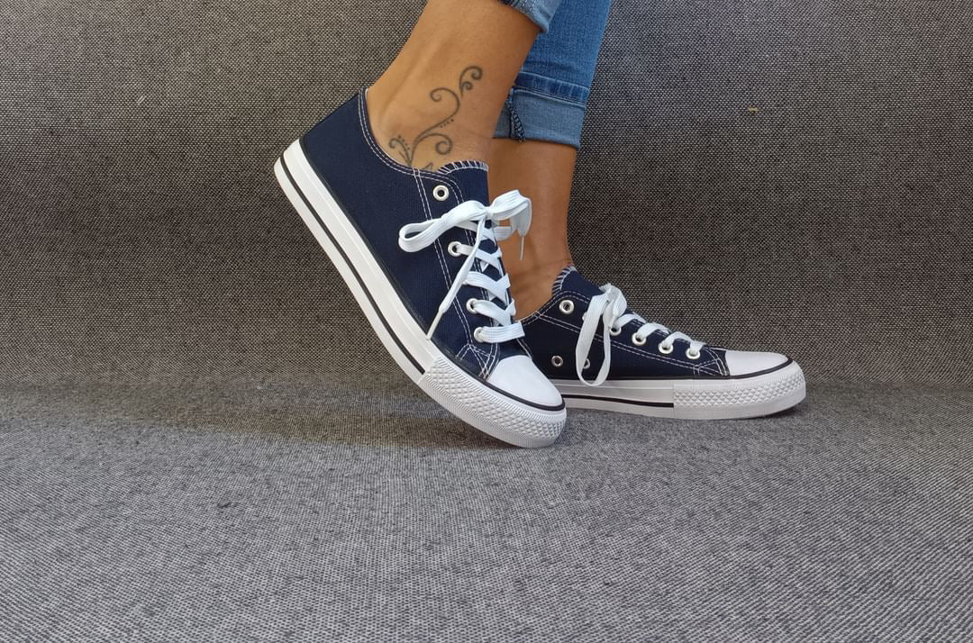 Baskets basses bleu marine et blanc type converse