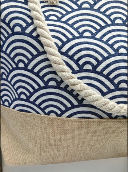 Sac à main de plage porté à l’épaule bleu motifs vagues