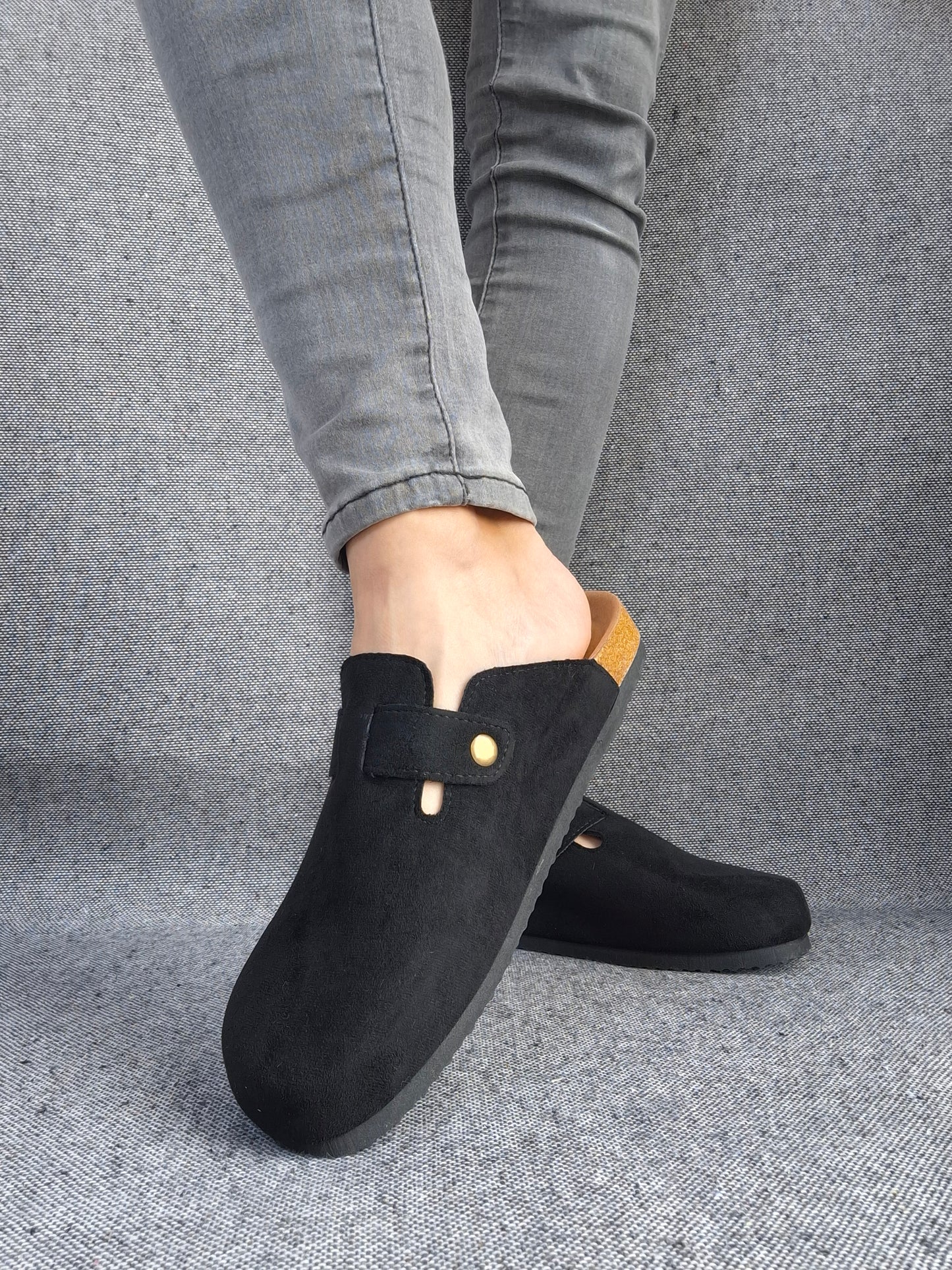 Chaussures sabots à semelle intérieur noirs avec boucle dorée