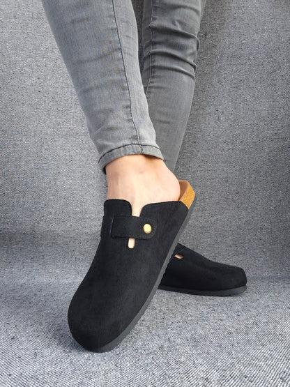 Chaussures sabots à semelle intérieur noirs avec boucle dorée