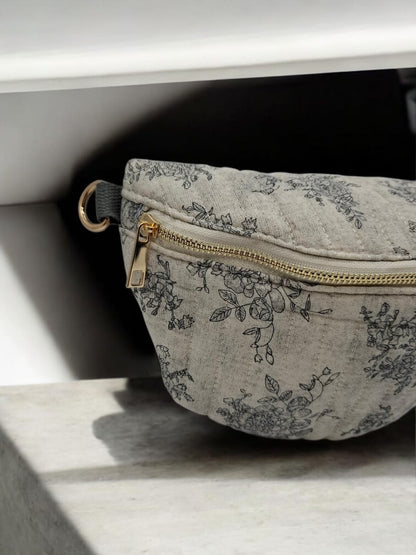 Sac banane en coton matelassé liberty blanc motif floral gris