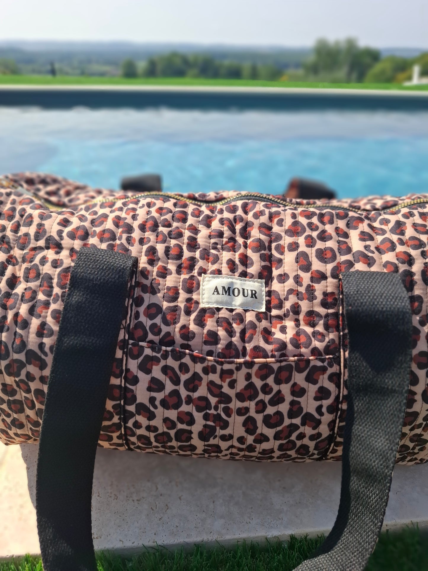 Sac polochon en coton matelassé beige taupe motifs léopard noir et marron