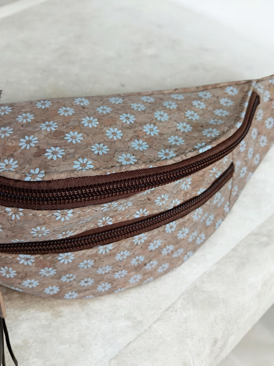 Sac banane en liège motifs « fleurs pâquerettes » - 2 poches