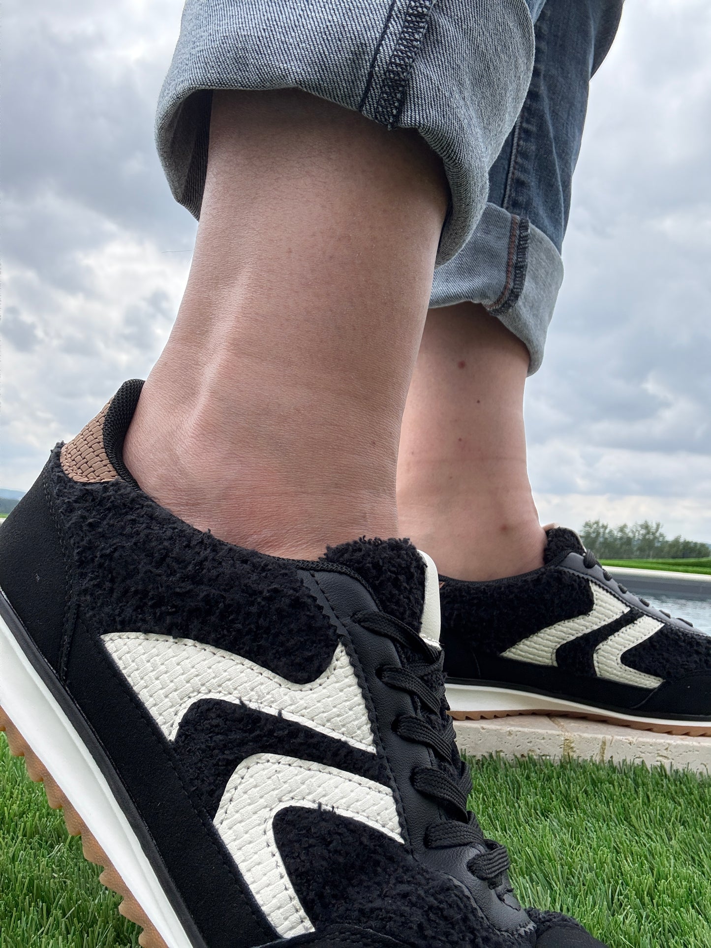 Nouveautés - Chaussures baskets en moumoute bouclettes noires et blanches avec motif en zigzag