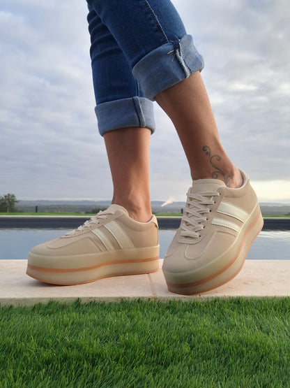 Chaussures baskets basses compensées beige blanc style sneakers campus