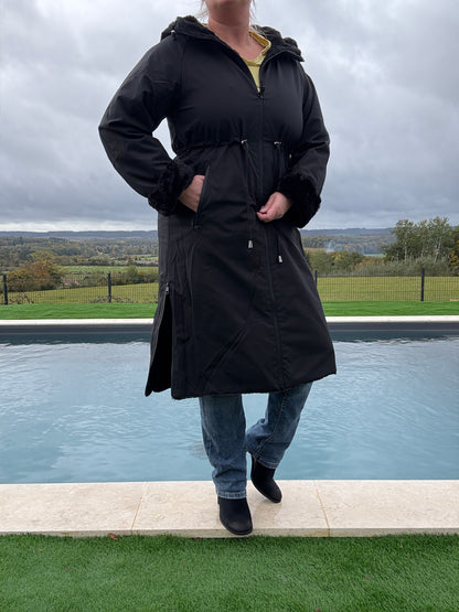 Manteau long réversible noir fausse fourrure avec capuche et cordons de serrage à la taille