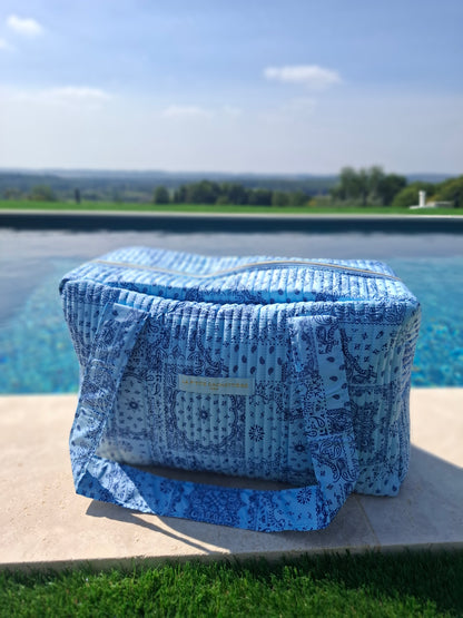 Sac week-end polochon en coton matelassé bleu design paisley bleu marine