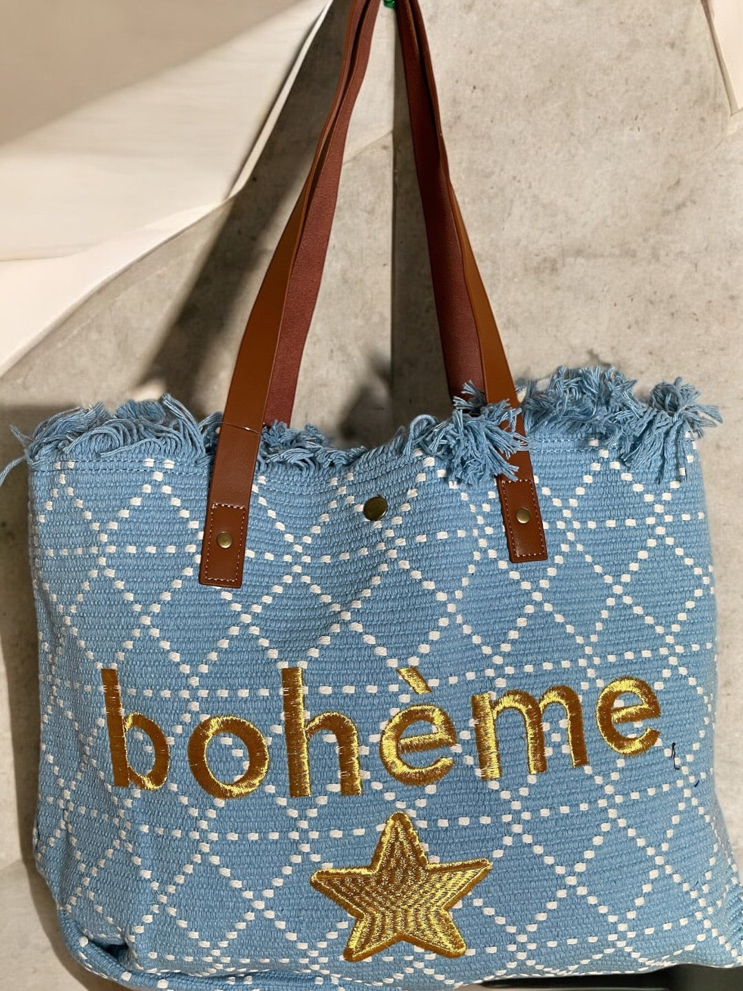 Grand sac fourre-tout bleu ciel avec écriture dorée « Bohème »