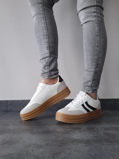 Chaussures baskets blanches légèrement compensée style campus à bandes noires