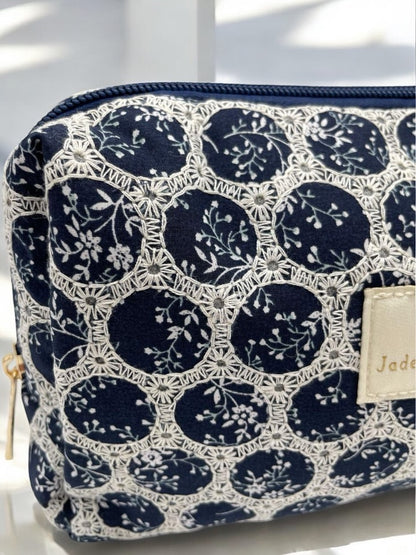 Trousse Flora en coton Jade & Clarisse motifs ronds dentelle bleu marine & blanc