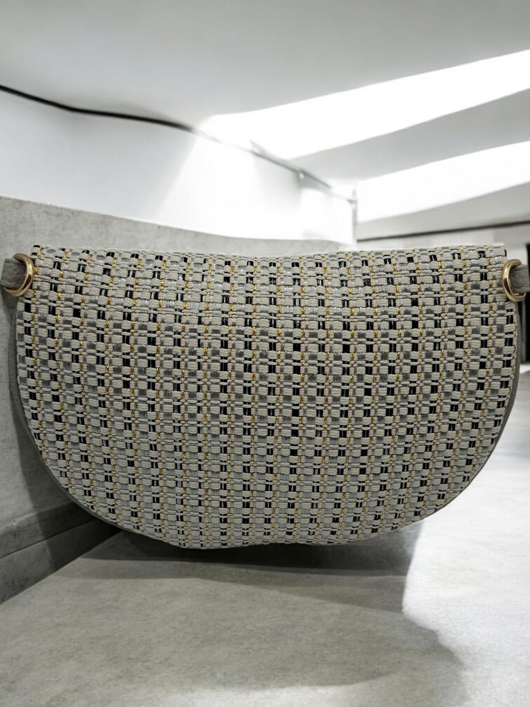 Sac banane en tissu à motif texturé de couleurs blanc, noir et bleuté sangle fantaisie
