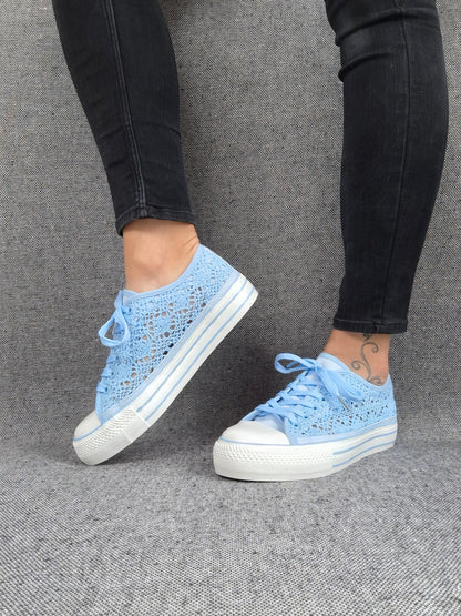 Chaussures baskets basses à dentelle bleu en tissu style converse