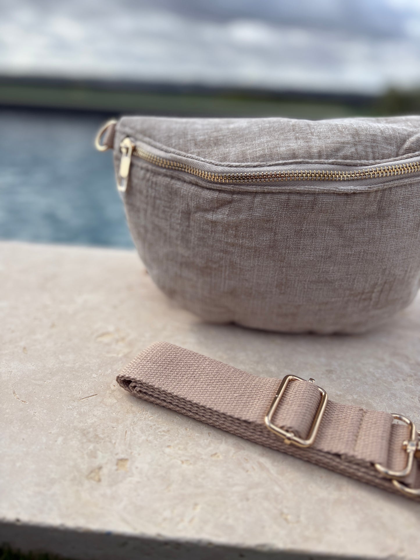 Sac banane en tissu velours texturé beige gris