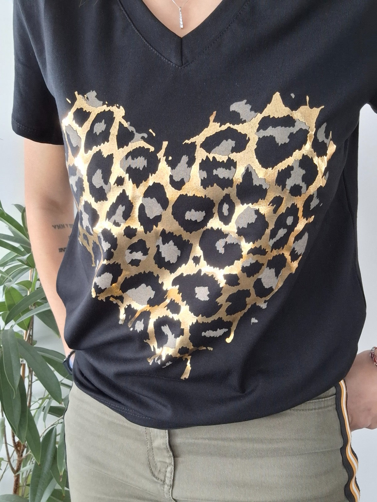 T-shirt noir en coton à motif coeur léopard