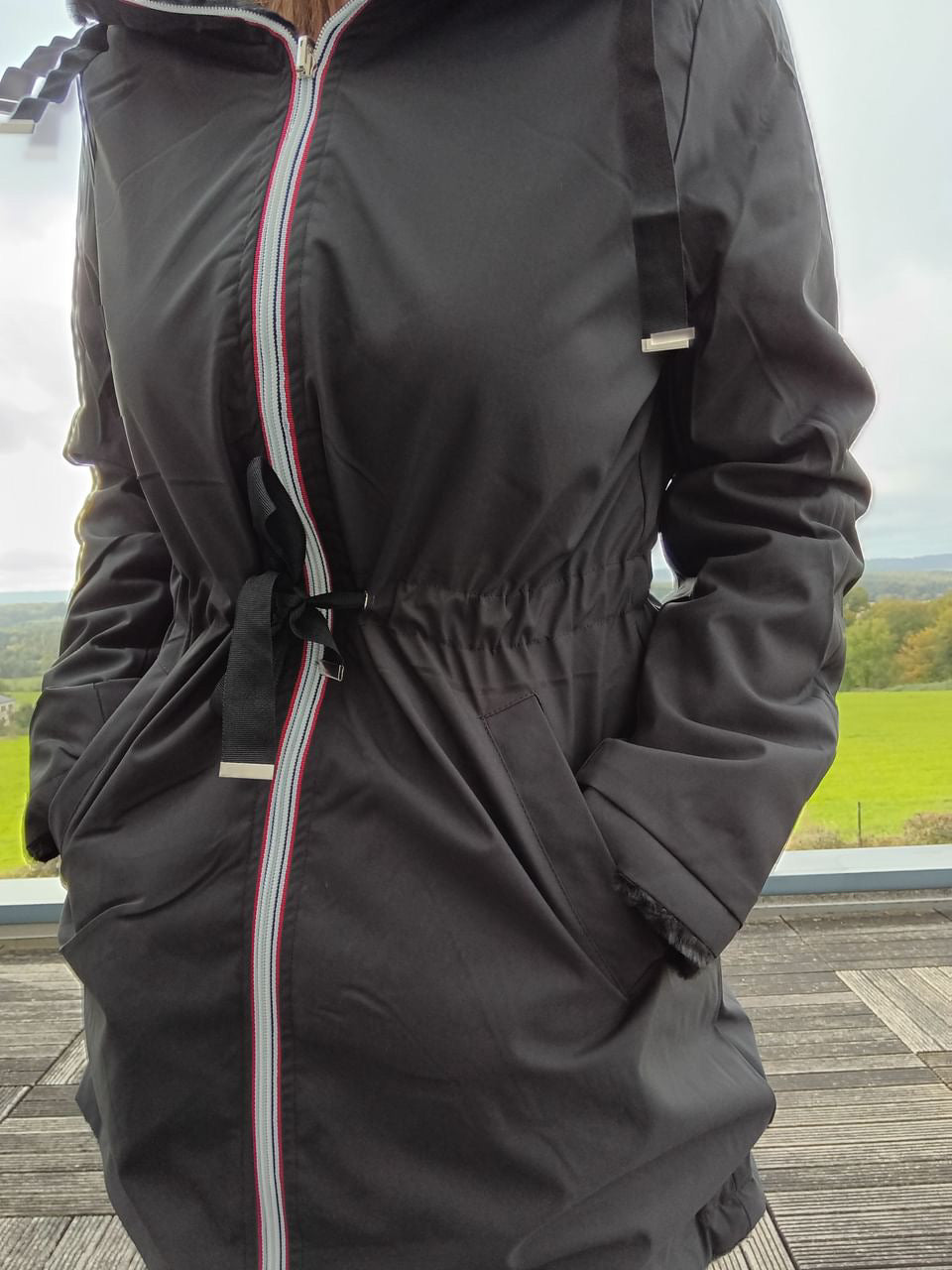 New Lolo - Manteau long NOIR réversible, imperméable et complètement fourré resserrable à la taille - Curvy