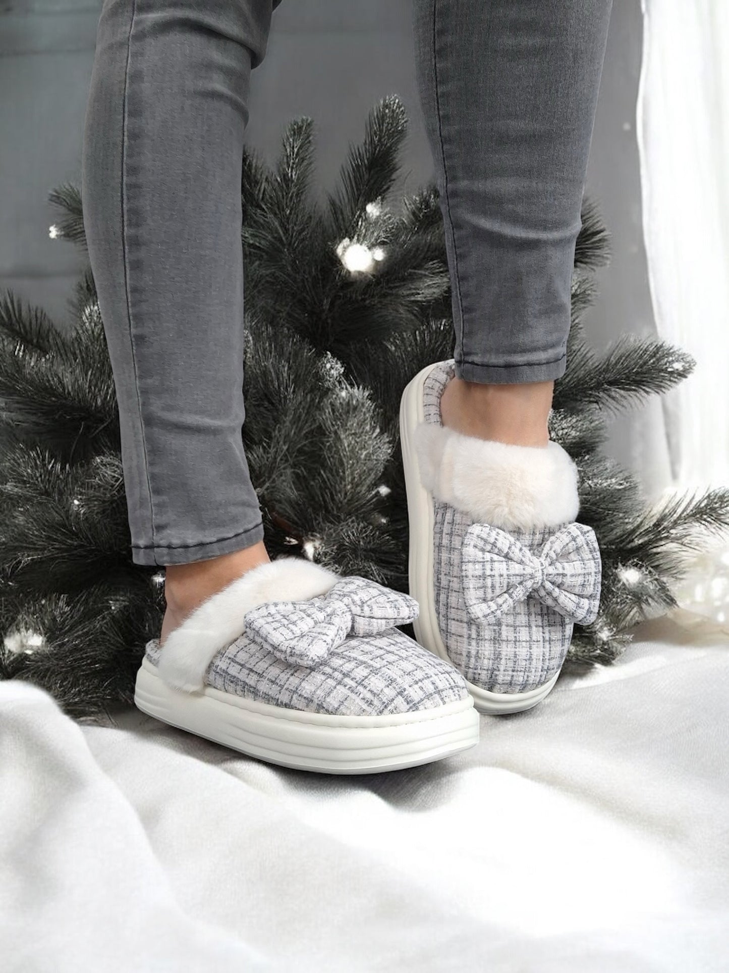 Chaussons fourrés bleu et blanc en tissu à carreaux avec noeud