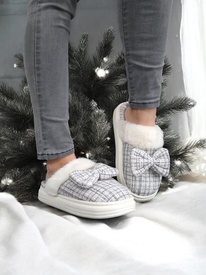 Chaussons fourrés bleu et blanc en tissu à carreaux avec noeud