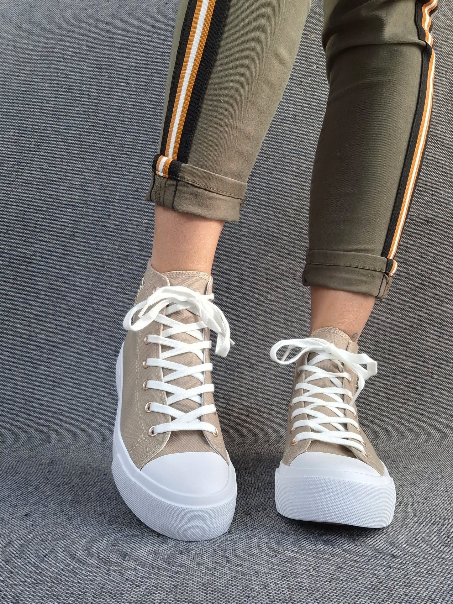 Chaussures baskets hautes tissu beige taupe blanc inscription "LOVE" style converse