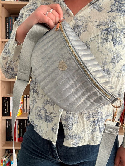 Sac banane bleu clair irisé en tissu texturé relief – style chic et finitions dorées pour femme