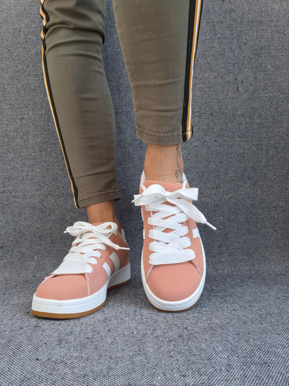 Chaussures baskets basses corail avec bandes blanches style sneakers campus