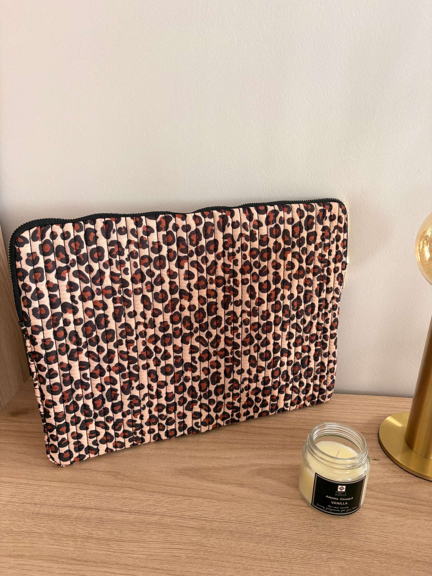 Pochette housse pour ordinateur en coton matelassé beige taupe motifs léopard couleur Noir et marron