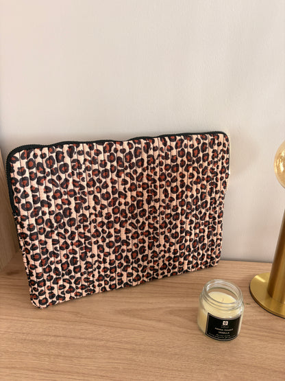 Pochette housse pour ordinateur en coton matelassé beige taupe motifs léopard couleur Noir et marron