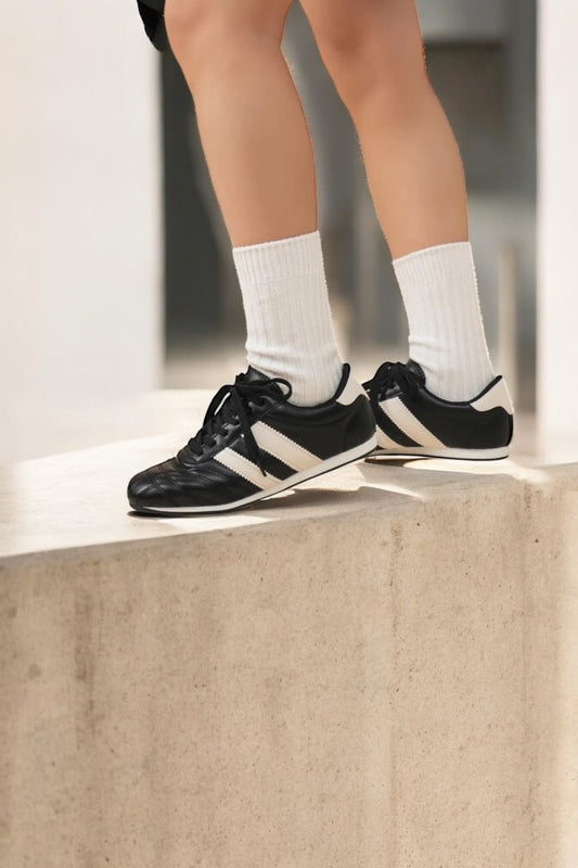Chaussures baskets basses noires à bandes blanches style sneakers