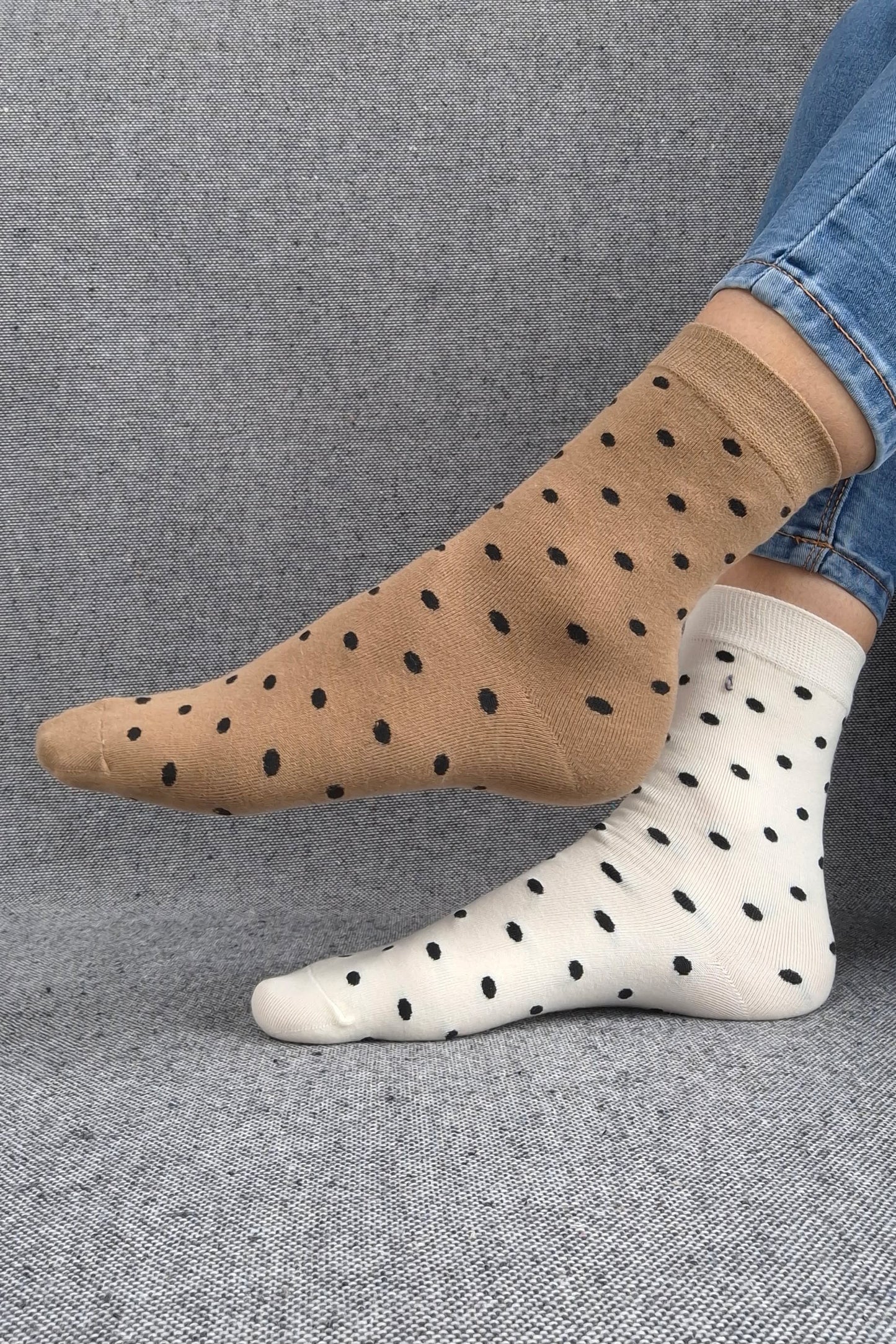 Paire de chaussettes marrons en coton à motifs pois noirs