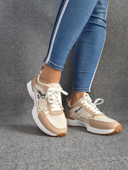 Chaussures baskets beige tissé à motifs serpent noirs et blanc style sneakers